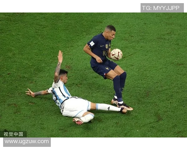 姆巴佩抢断瞬间展现速度与技术完美结合引发球迷热议